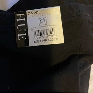 HUE black capri leggings. Size M